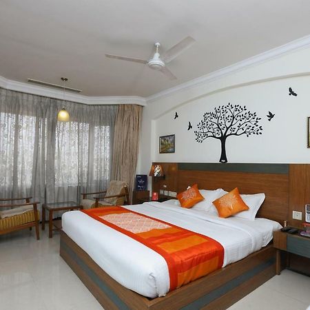 Oyo 1081 Hotel Sindhu International Тирупати Экстерьер фото