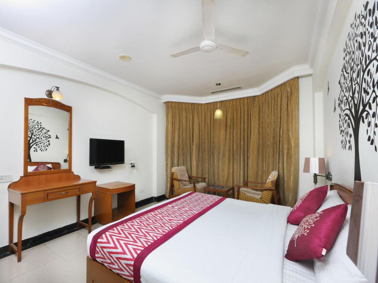 Oyo 1081 Hotel Sindhu International Тирупати Экстерьер фото